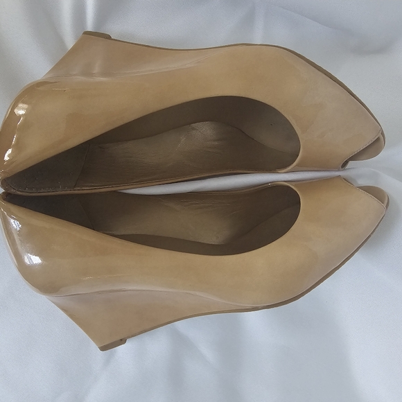 Stuart Weitzman Patent Leather Wedge Heel. Size 9m. - Picture 5 of 7
